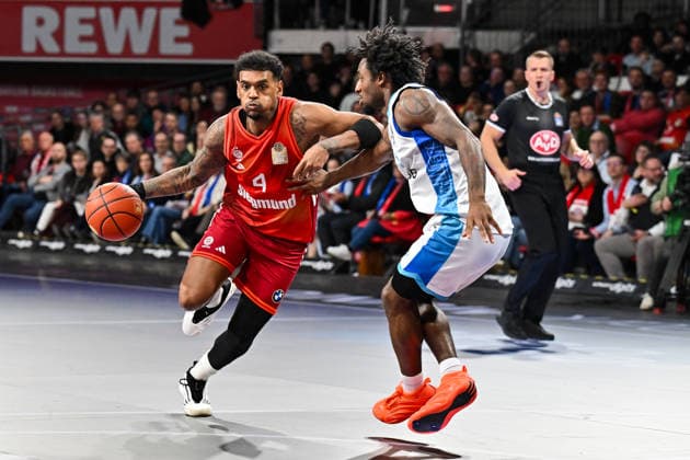 easyCredit BBL FC Bayern Munich Skyliners Frankfurt, 17 02 2026 MUNICH, GERMANY 17 FEBRUARY in the duel Xavier RATHAN MAYES FC Bayern Basketball 4 and Isaiah SWOPE Skyliners Frankfurt 1 during the match between FC Bayern Munich and Skyliners Frankfurt on matchday 21 of the easyCredit BBL at BMW Park Copyright: xBEAUTIFULxSPORTS Goldbergx