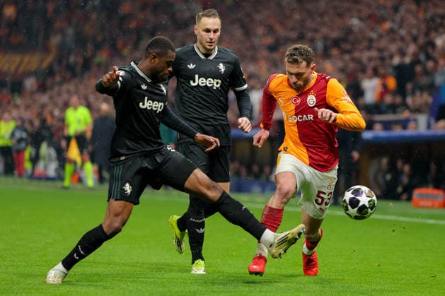2026-02-17 Galatasaray SK v Juventus FC - UEFA Champions League 2025 26 League Knockout Play-off First Leg ISTANBUL, TURKEY - FEBRUARY 17: Baris Yilmaz of Galatasaray SK, Pierre Kalulu of Juventus FC, Teun Koopmeiners of Juventus FC during the UEFA Champions League 2025 26 League Knockout Play-off First Leg match between Galatasaray SK and Juventus FC at Rams Park Stadium on February 17, 2026 in Istanbul, Turkey. (Photo by BSR Agency) Istanbul Turkey Content not available for redistribution in The Netherlands directly or indirectly through any third parties. Copyright: xBSRxAgencyx