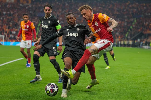 2026-02-17 Galatasaray SK v Juventus FC - UEFA Champions League 2025 26 League Knockout Play-off First Leg ISTANBUL, TURKEY - FEBRUARY 17: Noa Lang of Galatasaray SK, Pierre Kalulu of Juventus FC during the UEFA Champions League 2025 26 League Knockout Play-off First Leg match between Galatasaray SK and Juventus FC at Rams Park Stadium on February 17, 2026 in Istanbul, Turkey. (Photo by BSR Agency) Istanbul Turkey Content not available for redistribution in The Netherlands directly or indirectly through any third parties. Copyright: xBSRxAgencyx