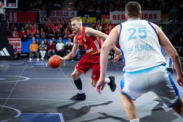 Niels Giffey 5 FC Bayern Muenchen Basketball in action, against Jacob Knauf 25 Skyliners Frankfurt , FC Bayern Muenchen Basketball vs Skyliners Frankfurt, easycredit BBL, BBL, Basketball, Men, Season 2025 2025, Regular Season, 21 Matchday, 17 02 2026 Muenchen Bayern Germany Copyright: xkolbert-press MartinxAgüerax