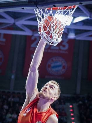 Niels Giffey 5 FC Bayern Muenchen Basketball stuffs a ball into the basket, FC Bayern Muenchen Basketball vs Skyliners Frankfurt, easycredit BBL, BBL, Basketball, Men, Season 2025 2025, Regular Season, 21 Matchday, 17 02 2026 Muenchen Bayern Germany Copyright: xkolbert-press MartinxAgüerax