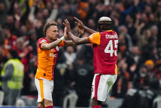 Galatasaray v Juventus - UEFA Champions League ISTANBUL, TURKIYE - FEBRUARY 17: Noa Lang (L) of Galatasaray celebrates with his teammates Victor Osimhen (R) after scoring a goal during the UEFA Champions League round of 16 play-off first-leg match between Juventus and Galatasaray at RAMS Park stadium in Istanbul, Turkiye on February 17, 2026. Hakan Akgun Anadolu Istanbul Turkey. Editorial use only. Please get in touch for any other usage.  Copyright: x2026xAnadoluxHakanxAkgunx