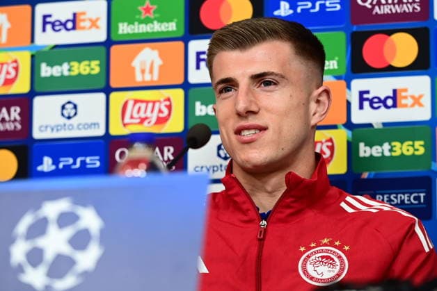 UEFA Champions League - Olympiacos FC press conference, PK, Pressekonferenz - JosÃ Luis Mendilibar, Olympiacos coach, and his player Costinha attend a press conference ahead of the UEFA Champions League Play-Offs 1st leg soccer match between Olympiacos FC and Bayer 04 Leverkusen in Piraeus, Greece, 17 February 2026. IMAGO ONE INCH PRODUCTIONS PIRAEUS GREECE Copyright: xONExINCHxPRODUCTIONSx 6857441