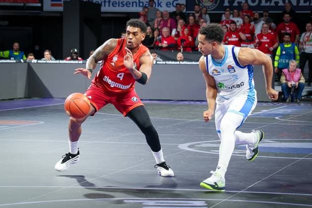Xavier Rathan Mayes 4 FC Bayern Muenchen Basketball in action against Garai Zeeb 3 Skyliners Frankfurt , FC Bayern Muenchen Basketball vs Skyliners Frankfurt, easycredit BBL, BBL, Basketball, Men, Season 2025 2025, Regular Season, 21 Matchday, 17 02 2026 Muenchen Bayern Germany Copyright: xkolbert-press MartinxAgüerax