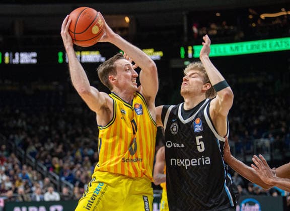 Basketball, Men, Season 2025 2026, easyCredit BBL 21 Matchday , Alba Berlin Hamburg Towers, v l Moses Wood Alba , Zsombor Maronka Hamburg , 17 02 2026, Copyright: xSebastianxRäppold MatthiasxKochx