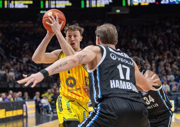Basketball, Men, Season 2025 2026, easyCredit BBL 21 Matchday , Alba Berlin Hamburg Towers, v l Alex O Connell Alba , Niklas Wimberg Hamburg , Ross Williams Hamburg , 17 02 2026, Copyright: xSebastianxRäppold MatthiasxKochx