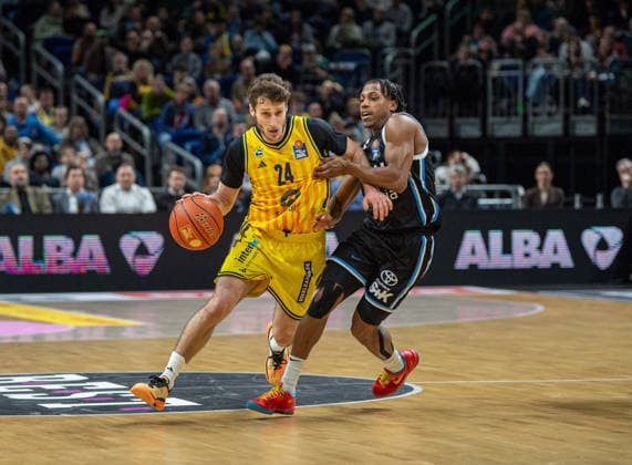 Basketball, Men, Season 2025 2026, easyCredit BBL 21 Matchday , Alba Berlin Hamburg Towers, v l Guy Artman Nahmias Alba , Ross Williams Hamburg , 17 02 2026, Copyright: xSebastianxRäppold MatthiasxKochx