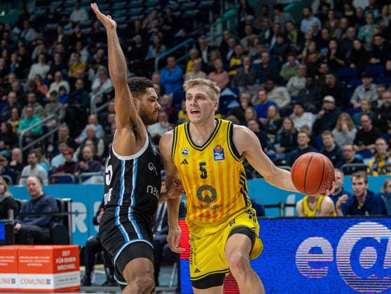 Basketball, Men, Season 2025 2026, easyCredit BBL 21 Matchday , Alba Berlin Hamburg Towers, v l Kenneth Ogbe Hamburg , Sam Griesel Alba , 17 02 2026, Copyright: xSebastianxRäppold MatthiasxKochx