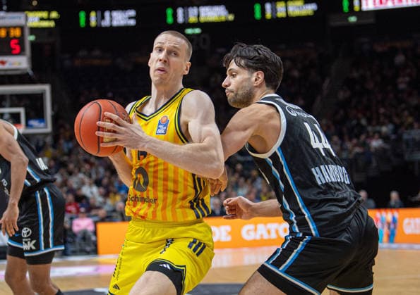 Basketball, Men, Season 2025 2026, easyCredit BBL 21 Matchday , Alba Berlin Hamburg Towers, v l Martynas Echodas Alba , Benedikt Turudic Hamburg , 17 02 2026, Copyright: xSebastianxRäppold MatthiasxKochx