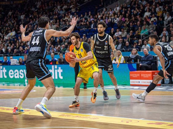 Basketball, Men, Season 2025 2026, easyCredit BBL 21 Matchday , Alba Berlin Hamburg Towers, v l Benedikt Turudic Hamburg , Guy Artman Nahmias Alba , Devon Daniels IV Hamburg , Kenneth Ogbe Hamburg , 17 02 2026, Copyright: xSebastianxRäppold MatthiasxKochx