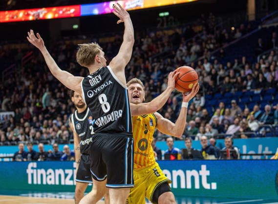 Basketball, Men, Season 2025 2026, easyCredit BBL 21 Matchday , Alba Berlin Hamburg Towers, v l Jared Grey Hamburg , Sam Griesel Alba , 17 02 2026, Copyright: xSebastianxRäppold MatthiasxKochx