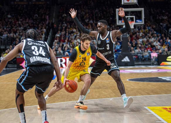 Basketball, Men, Season 2025 2026, easyCredit BBL 21 Matchday , Alba Berlin Hamburg Towers, v l Ross Williams Hamburg , Guy Artman Nahmias Alba , Osaro Rich Igbineweka Hamburg , 17 02 2026, Copyright: xSebastianxRäppold MatthiasxKochx