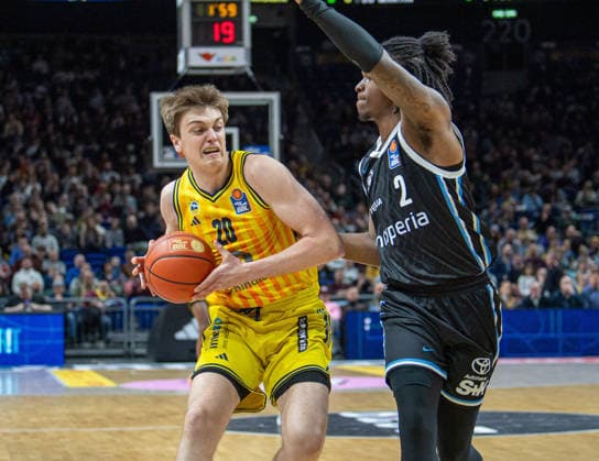 Basketball, Men, Season 2025 2026, easyCredit BBL 21 Matchday , Alba Berlin Hamburg Towers, v l Anton Nufer Alba , Leonard Thorpe Jr Hamburg , 17 02 2026, Copyright: xSebastianxRäppold MatthiasxKochx