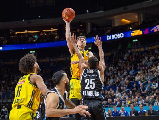 Basketball, Men, Season 2025 2026, easyCredit BBL 21 Matchday , Alba Berlin Hamburg Towers, v l Norris Agbakoko Alba , Martin Breunig Hamburg , Alex O Connell Alba , Kenneth Ogbe Hamburg , 17 02 2026, Copyright: xSebastianxRäppold MatthiasxKochx