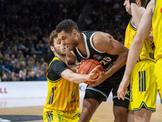 Basketball, Men, Season 2025 2026, easyCredit BBL 21 Matchday , Alba Berlin Hamburg Towers, v l Guy Artman Nahmias Alba , Kenneth Ogbe Hamburg , Justin Bean Alba , 17 02 2026, Copyright: xSebastianxRäppold MatthiasxKochx