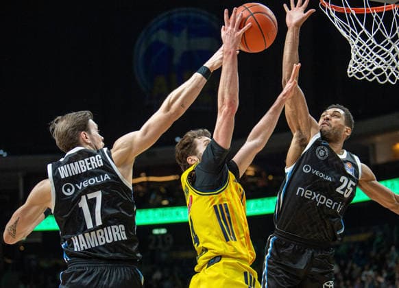 Basketball, Men, Season 2025 2026, easyCredit BBL 21 Matchday , Alba Berlin Hamburg Towers, v l Niklas Wimberg Hamburg , Guy Artman Nahmias Alba , Kenneth Ogbe Hamburg , 17 02 2026, Copyright: xSebastianxRäppold MatthiasxKochx