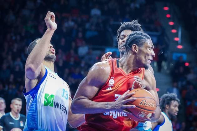 David McCormack 33 FC Bayern Muenchen Basketball in action against Jaedon Le Dee 13 Skyliners Frankfurt , FC Bayern Muenchen Basketball vs Skyliners Frankfurt, easycredit BBL, BBL, Basketball, Men, Season 2025 2025, Regular Season, 21 Matchday, 17 02 2026 Muenchen Bayern Germany Copyright: xkolbert-press MartinxAgüerax