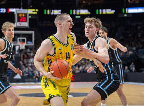 Basketball, Men, Season 2025 2026, easyCredit BBL 21 Matchday , Alba Berlin Hamburg Towers, v l Martynas Echodas Alba , Jared Grey Hamburg , 17 02 2026, Copyright: xSebastianxRäppold MatthiasxKochx