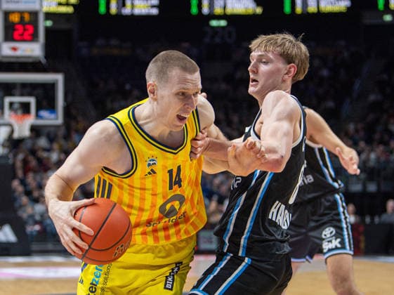 Basketball, Men, Season 2025 2026, easyCredit BBL 21 Matchday , Alba Berlin Hamburg Towers, v l Martynas Echodas Alba , Jared Grey Hamburg , 17 02 2026, Copyright: xSebastianxRäppold MatthiasxKochx
