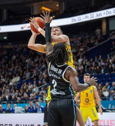 Basketball, Men, Season 2025 2026, easyCredit BBL 21 Matchday , Alba Berlin Hamburg Towers, v l Sam Griesel Alba , Leonard Thorpe Jr Hamburg , 17 02 2026, Copyright: xSebastianxRäppold MatthiasxKochx