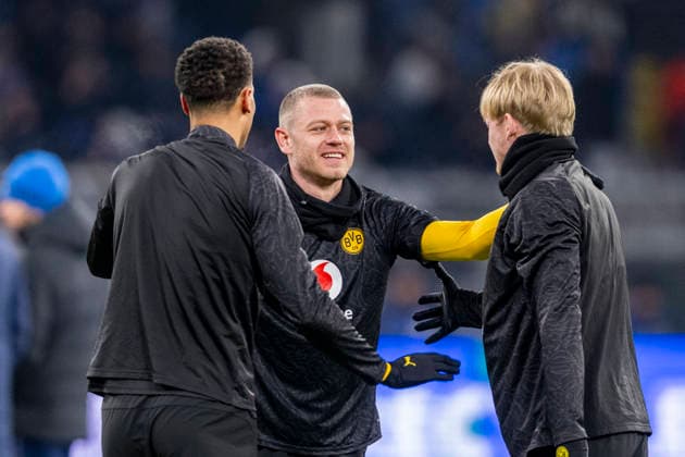 17 02 2026, Borussia Dortmund vs Atalanta Bergamo, UEFA Champions League, Playoffs Felix Nmecha Borussia Dortmund l r , Julian Ryerson Borussia Dortmund and Julian Brandt Borussia Dortmund stretch Regulations prohibit any use of photographs as image sequences and or quasi video Copyright: xDavidxInderliedx