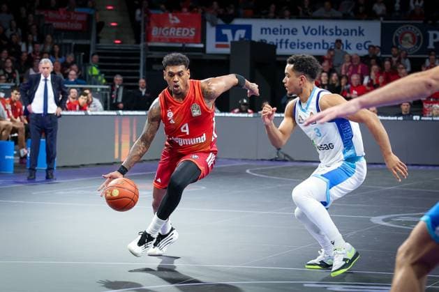 Xavier Rathan Mayes 4 FC Bayern Muenchen Basketball in action against Garai Zeeb 3 Skyliners Frankfurt , FC Bayern Muenchen Basketball vs Skyliners Frankfurt, easycredit BBL, BBL, Basketball, Men, Season 2025 2025, Regular Season, 21 Matchday, 17 02 2026 Muenchen Bayern Germany Copyright: xkolbert-press MartinxAgüerax