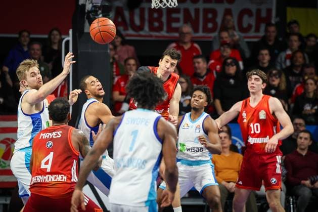 Vladimir Lucic 11 FC Bayern Muenchen Basketball stops a Frankfurt attack, FC Bayern Muenchen Basketball vs Skyliners Frankfurt, easycredit BBL, BBL, Basketball, Men, Season 2025 2025, Regular Season, 21 Matchday, 17 02 2026 Muenchen Bayern Germany Copyright: xkolbert-press MartinxAgüerax