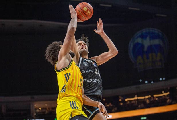 Basketball, Men, Season 2025 2026, easyCredit BBL 21 Matchday , Alba Berlin Hamburg Towers, v l Norris Agbakoko Alba , Benedikt Turudic Hamburg , 17 02 2026, Copyright: xSebastianxRäppold MatthiasxKochx