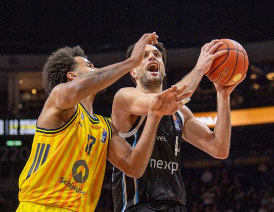 Basketball, Men, Season 2025 2026, easyCredit BBL 21 Matchday , Alba Berlin Hamburg Towers, v l Norris Agbakoko Alba , Benedikt Turudic Hamburg , 17 02 2026, Copyright: xSebastianxRäppold MatthiasxKochx