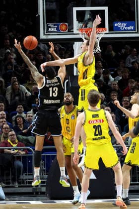 DEU, easyCredit BBL, ALBA vs Hamburg, 17 02 2026, Uber Arena, Berlin, DEU, easyCredit BBL, ALBA vs Hamburg, pictured Moses Wood ALBA Berlin 11 , Arton Nufer ALBA Berlin 20 , J Wan Roberts ALBA Berlin 13 , Martin Breunig Hamburg Towers 13 nordphotoxGmbHx xEngler nph00076