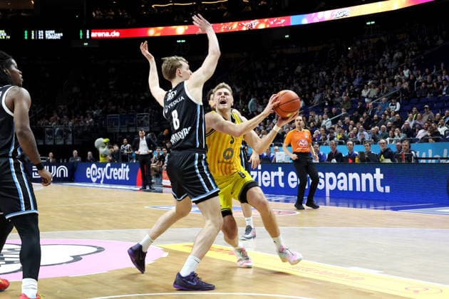 DEU, easyCredit BBL, ALBA vs Hamburg, 17 02 2026, Uber Arena, Berlin, DEU, easyCredit BBL, ALBA vs Hamburg, pictured Sam Griesel ALBA Berlin 5 , Jared Grey Hamburg Towers 8 nordphotoxGmbHx xEngler nph00076