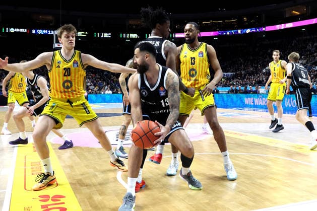 DEU, easyCredit BBL, ALBA vs Hamburg, 17 02 2026, Uber Arena, Berlin, DEU, easyCredit BBL, ALBA vs Hamburg, pictured Arton Nufer ALBA Berlin 20 , J Wan Roberts ALBA Berlin 13 , Martin Breunig Hamburg Towers 13 nordphotoxGmbHx xEngler nph00076