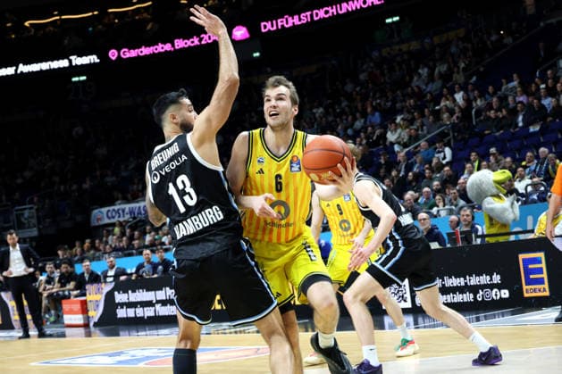 DEU, easyCredit BBL, ALBA vs Hamburg, 17 02 2026, Uber Arena, Berlin, DEU, easyCredit BBL, ALBA vs Hamburg, pictured MALTE DELOW ALBA Berlin 6 , Martin Breunig Hamburg Towers 13 nordphotoxGmbHx xEngler nph00076