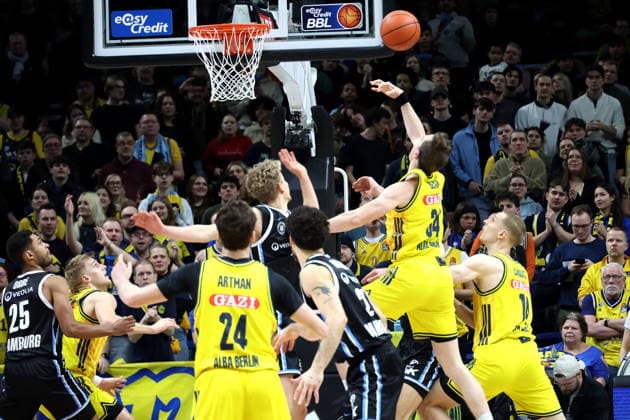 DEU, easyCredit BBL, ALBA vs Hamburg, 17 02 2026, Uber Arena, Berlin, DEU, easyCredit BBL, ALBA vs Hamburg, pictured Justin Bean ALBA Berlin 34 , N Artmann ALBA Berlin 24 , Martynas Echodas ALBA Berlin 14 , Jared Grey Hamburg Towers 8 , Kenneth Ogbe Hamburg Towers 25 , Devon Daniels Hamburg Towers 21 nordphotoxGmbHx xEngler nph00076