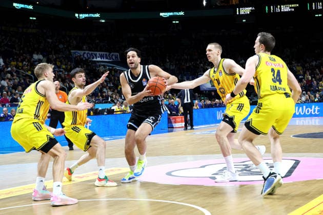 DEU, easyCredit BBL, ALBA vs Hamburg, 17 02 2026, Uber Arena, Berlin, DEU, easyCredit BBL, ALBA vs Hamburg, pictured Sam Griesel ALBA Berlin 5 , a9 , Martynas Echodas ALBA Berlin 14 , Justin Bean ALBA Berlin 34 , Benedikt Turudic Hamburg Towers 44 nordphotoxGmbHx xEngler nph00076