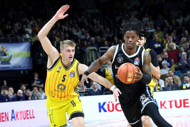 DEU, easyCredit BBL, ALBA vs Hamburg, 17 02 2026, Uber Arena, Berlin, DEU, easyCredit BBL, ALBA vs Hamburg, pictured Sam Griesel ALBA Berlin 5 , Leonard Thorpe Jr Hamburg Towers 2 nordphotoxGmbHx xEngler nph00076