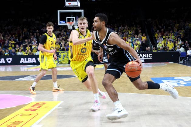 DEU, easyCredit BBL, ALBA vs Hamburg, 17 02 2026, Uber Arena, Berlin, DEU, easyCredit BBL, ALBA vs Hamburg, pictured Alex OÕConnell ALBA Berlin 3 , Kenneth Ogbe Hamburg Towers 25 nordphotoxGmbHx xEngler nph00076