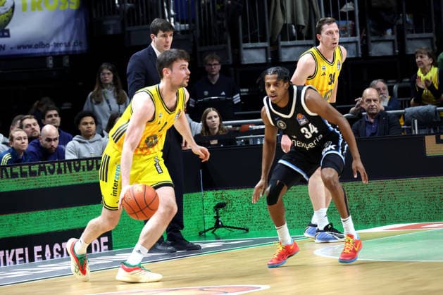DEU, easyCredit BBL, ALBA vs Hamburg, 17 02 2026, Uber Arena, Berlin, DEU, easyCredit BBL, ALBA vs Hamburg, pictured JONAS MATTISSECK ALBA Berlin 9 , CHIEF COACH Pedro Calles ALBA Berlin , Ross Williams Hamburg Towers 34 nordphotoxGmbHx xEngler nph00076