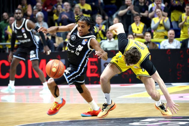 DEU, easyCredit BBL, ALBA vs Hamburg, 17 02 2026, Uber Arena, Berlin, DEU, easyCredit BBL, ALBA vs Hamburg, pictured N Artmann ALBA Berlin 24 , Ross Williams Hamburg Towers 34 nordphotoxGmbHx xEngler nph00076