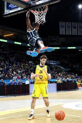 DEU, easyCredit BBL, ALBA vs Hamburg, 17 02 2026, Uber Arena, Berlin, DEU, easyCredit BBL, ALBA vs Hamburg, pictured N Artmann ALBA Berlin 24 , Ross Williams Hamburg Towers 34 , Dunking nordphotoxGmbHx xEngler nph00076