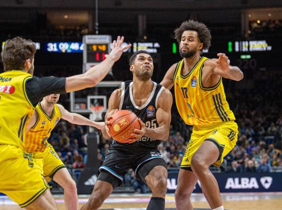 Basketball, Men, Season 2025 2026, easyCredit BBL 21 Matchday , Alba Berlin Hamburg Towers, v l Guy Artman Nahmias Alba , Kenneth Ogbe Hamburg , Norris Agbakoko Alba , 17 02 2026, Copyright: xSebastianxRäppold MatthiasxKochx