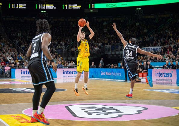 Basketball, Men, Season 2025 2026, easyCredit BBL 21 Matchday , Alba Berlin Hamburg Towers, v l Leonard Thorpe Jr Hamburg , Guy Artman Nahmias Alba , Ross Williams Hamburg , 17 02 2026, Copyright: xSebastianxRäppold MatthiasxKochx