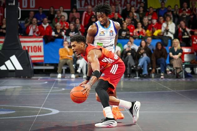 Xavier Rathan Mayes 4 FC Bayern Muenchen Basketball in action against Isaiah Swope 1 Skyliners Frankfurt , FC Bayern Muenchen Basketball vs Skyliners Frankfurt, easycredit BBL, BBL, Basketball, Men, Season 2025 2025, Regular Season, 21 Matchday, 17 02 2026 Muenchen Bayern Germany Copyright: xkolbert-press MartinxAgüerax