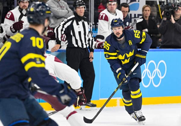 MILANO, ITALIEN 20260217 Sveriges Erik Karlsson under herrarnas attondelsfinal i ishockey mellan Sverige och Lettland i Santagiulia Arena under OS i Milano. *** Bilden ingar i SPORTPAKET. För övriga BETALBILD *** MILANO ITALIEN x10070x *** MILANO, ITALY 20260217 Swedens Erik Karlsson during the mens ice hockey round of 16 match between Sweden and Latvia in Santagiulia Arena during the Milan Olympics Picture in SPORTPAKET For others PAYPICTURE MILANO ITALY x10070x  Copyright: xJessicaxGow TTx OS 2026 ISHOCKEY SVERIGE-LETTLAND ATTONDELSFINAL