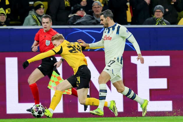 Daniel Svensson Borussia Dortmund and Davide Zappacosta Atalanta BC battle for the ball, UEFA Champions League 2025 26 League Knockout Play off First Leg, Borussia Dortmund v Atalanta BC, BVB Stadion Dortmund on February 17, 2026 in Dortmund, Germany Photo by Marco Steinbrenner DeFodi Images Daniel Svensson Borussia Dortmund and Davide Zappacosta Atalanta BC battle for the ball, UEFA Champions League 2025 26 League Knockout Play off First Leg, Borussia Dortmund v Atalanta BC, BVB Stadion Dortmund, February 17, 2026 in Dortmund, Germany Photo by Marco Steinbrenner DeFodi Images