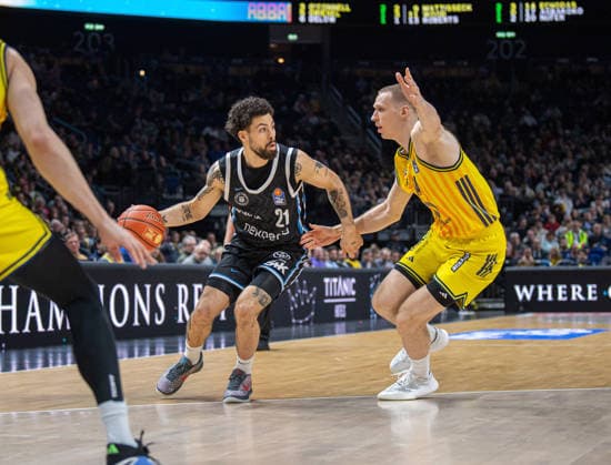 Basketball, Men, Season 2025 2026, easyCredit BBL 21 Matchday , Alba Berlin Hamburg Towers, v l Devon Daniels IV Hamburg , Martynas Echodas Alba , 17 02 2026, Copyright: xSebastianxRäppold MatthiasxKochx