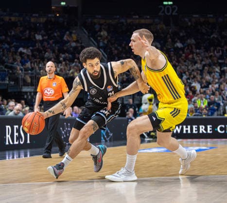 Basketball, Men, Season 2025 2026, easyCredit BBL 21 Matchday , Alba Berlin Hamburg Towers, v l Devon Daniels IV Hamburg , Martynas Echodas Alba , 17 02 2026, Copyright: xSebastianxRäppold MatthiasxKochx