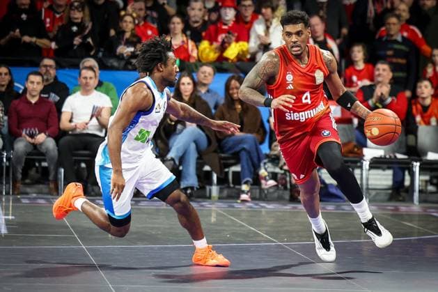 Xavier Rathan Mayes 4 FC Bayern Muenchen Basketball in action against Isaiah Swope 1 Skyliners Frankfurt , FC Bayern Muenchen Basketball vs Skyliners Frankfurt, easycredit BBL, BBL, Basketball, Men, Season 2025 2025, Regular Season, 21 Matchday, 17 02 2026 Muenchen Bayern Germany Copyright: xkolbert-press MartinxAgüerax