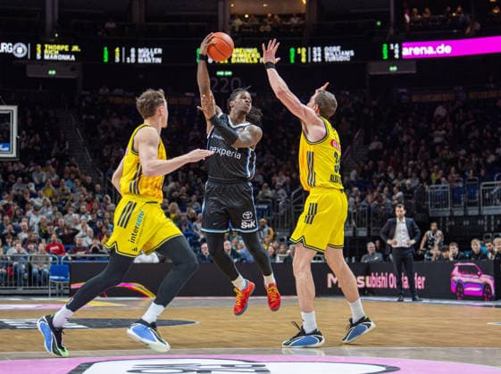 Basketball, Men, Season 2025 2026, easyCredit BBL 21 Matchday , Alba Berlin Hamburg Towers, v l Alex O Connell Alba , Leonard Thorpe Jr Hamburg , Justin Bean Alba , 17 02 2026, Copyright: xSebastianxRäppold MatthiasxKochx
