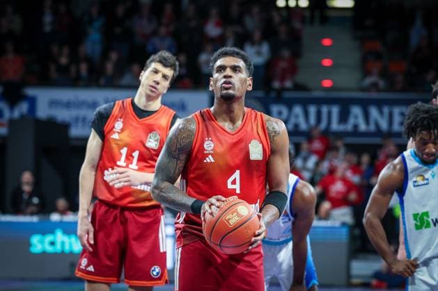 Xavier Rathan Mayes 4 FC Bayern Muenchen Basketball on a free throw, with Vladimir Lucic 11 FC Bayern Muenchen Basketball , FC Bayern Muenchen Basketball vs Skyliners Frankfurt, easycredit BBL, BBL, Basketball, Men, Season 2025 2025, Regular Season, 21 Matchday, 17 02 2026 Muenchen Bayern Germany Copyright: xkolbert-press MartinxAgüerax